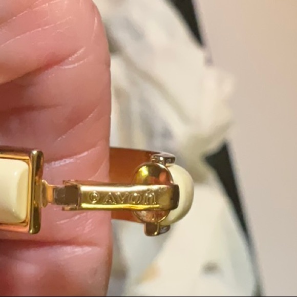 Avon Hoop Clip On Earrings Gold-Tone Metal Ivory and Blue Hoops Vintage - Picture 8 of 8